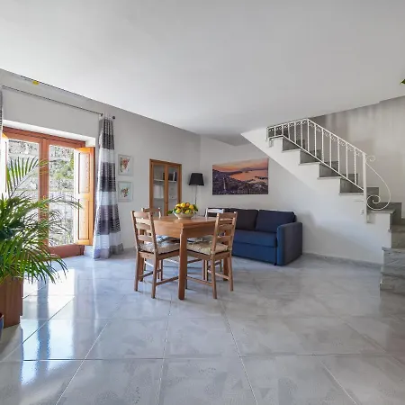 La Perla Di Chicca Apartman *